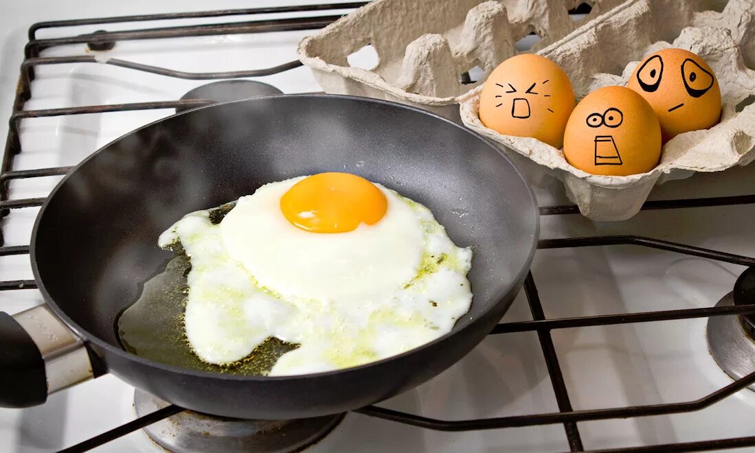 Egg pan. Газ семья плита яичница. приколы с яйцами куриными. fried eggs in a pan on the towel.