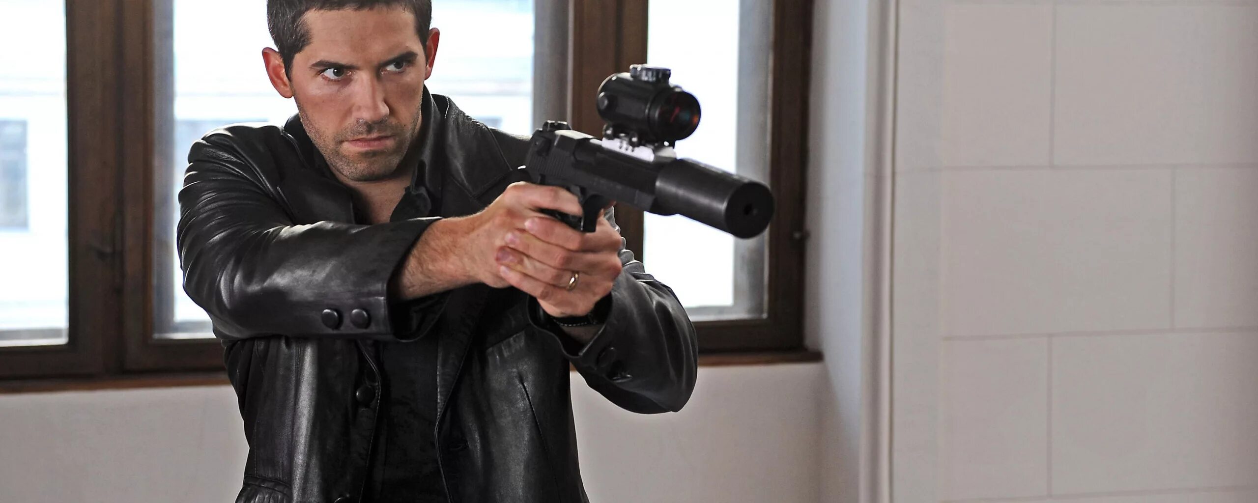 Хитман агент 47 фильм. Мэттью фокс aiden pearce. Брюс уиллис крепкий орешек. Леон киллер актеры. Leon жан рено.