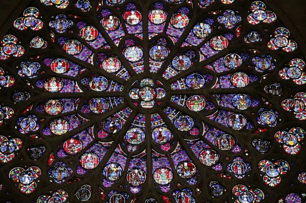 Витражи амьенского собора. Круглое витражное окно готического собора. The rose window. The rose window. The rose window.