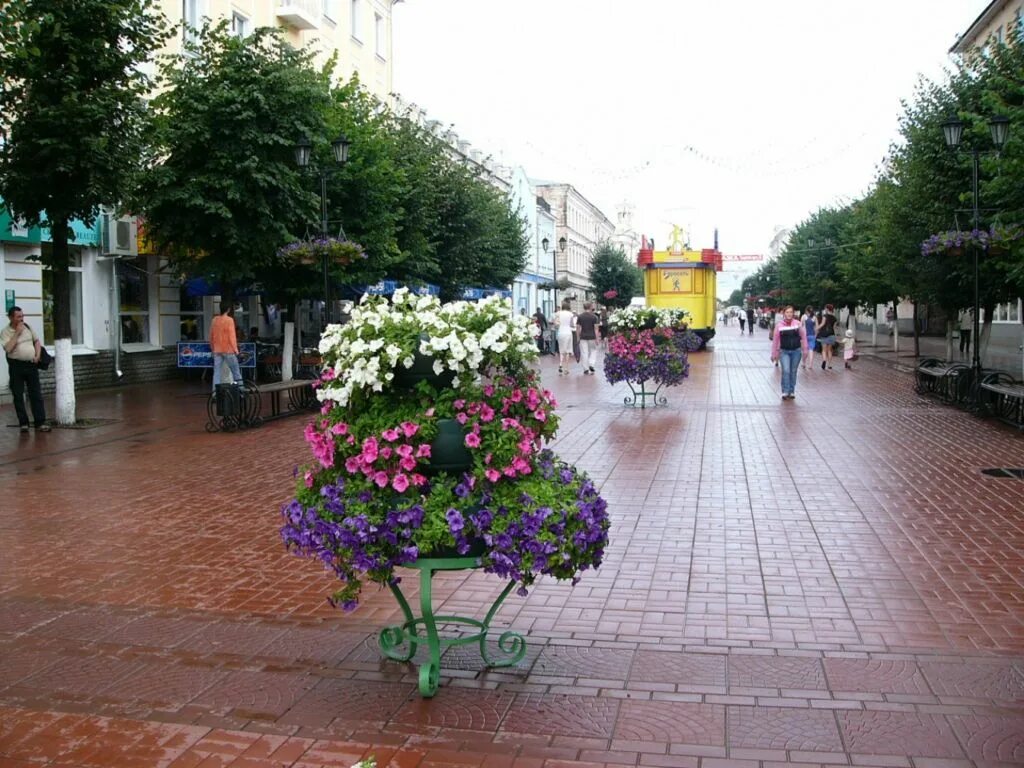 Трехсвятская москва. Тверской Арбат Трёхсвятская улица. Тверь Трехсвятская Арбат. Тверь пешеходная улица Трехсвятская. Тверь Трехсвятская улица достопримечательности.