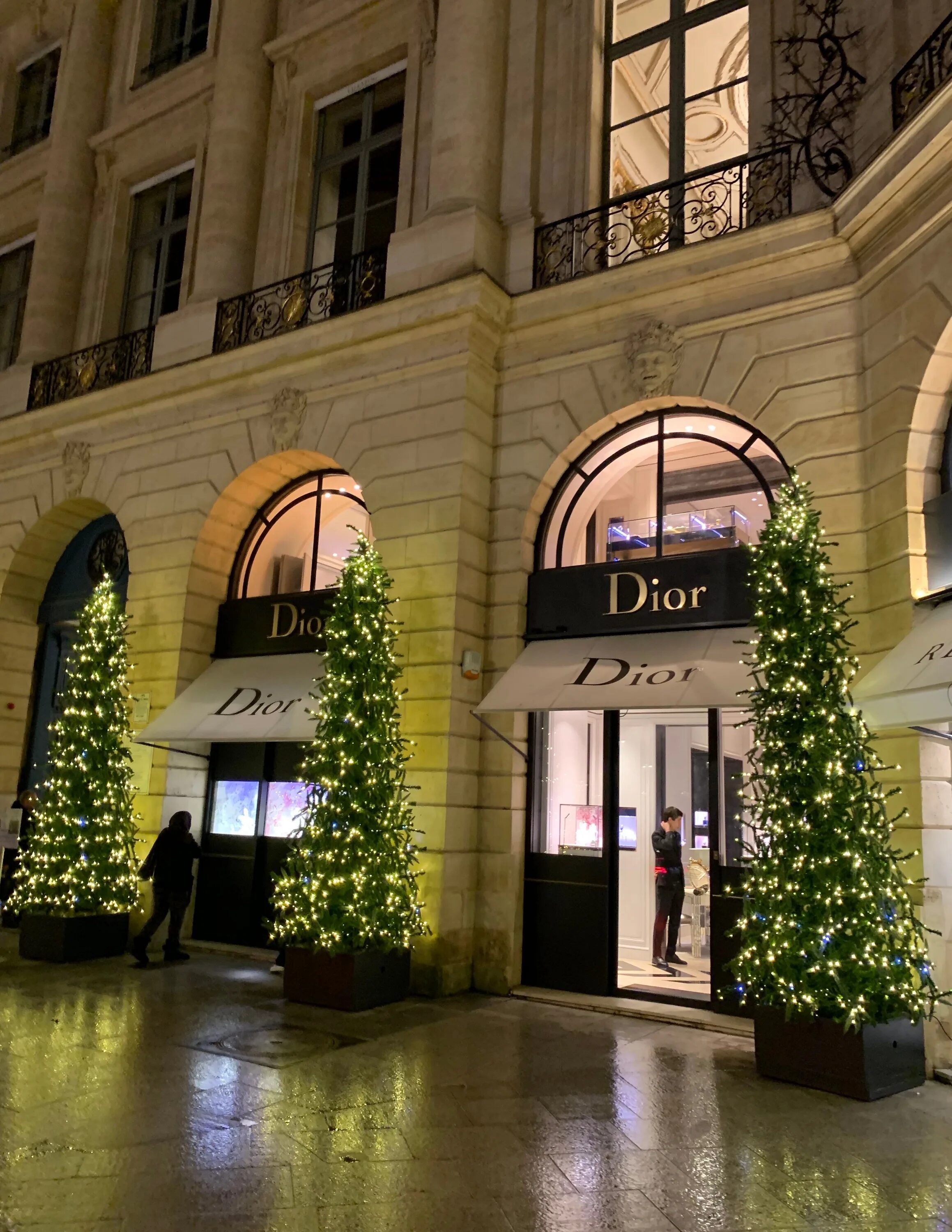 Avenue montaigne dior. Кристиан париже. Кристиана диора, которую он показал в бутике avenue montaigne 30. Дом кристиан диор в париже. Музей кристиана диора в париже.