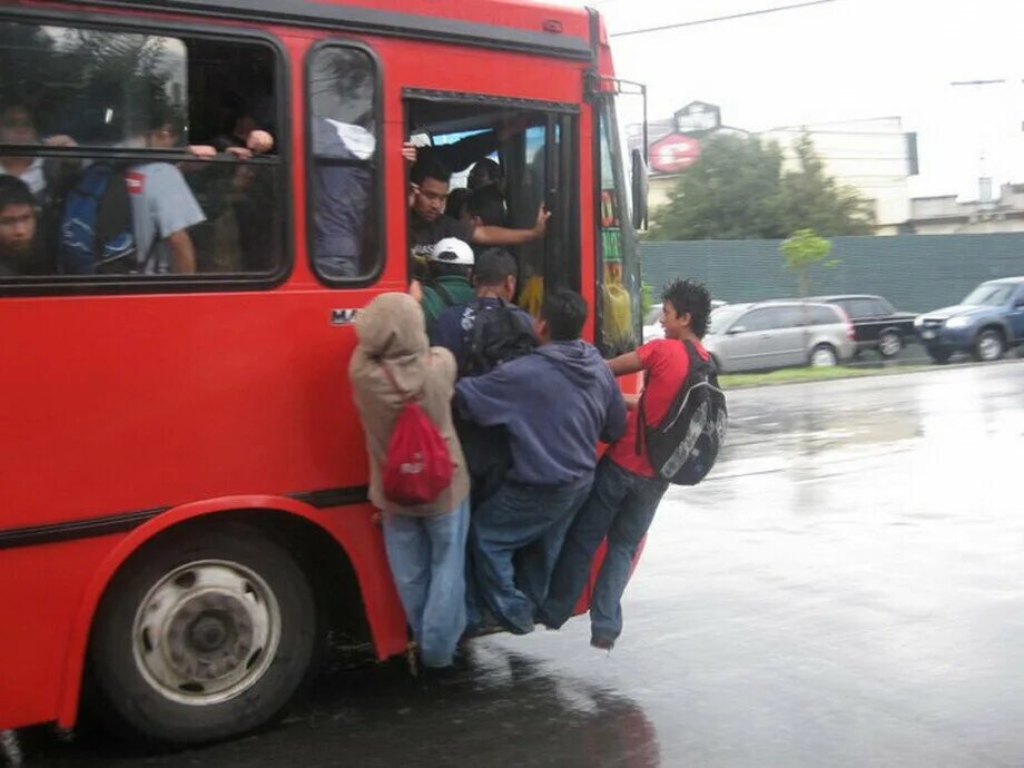 Автобус был переполнен. Переполненный общественный транспорт. смешной автобус. автобус прикол. фото автобуса прикольное.