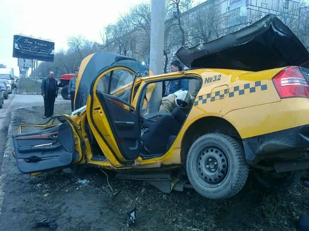 Авария в Москве с участием такси. Таксист разбил