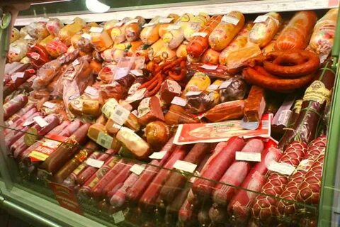 Ассортимент колбасы в магазине
