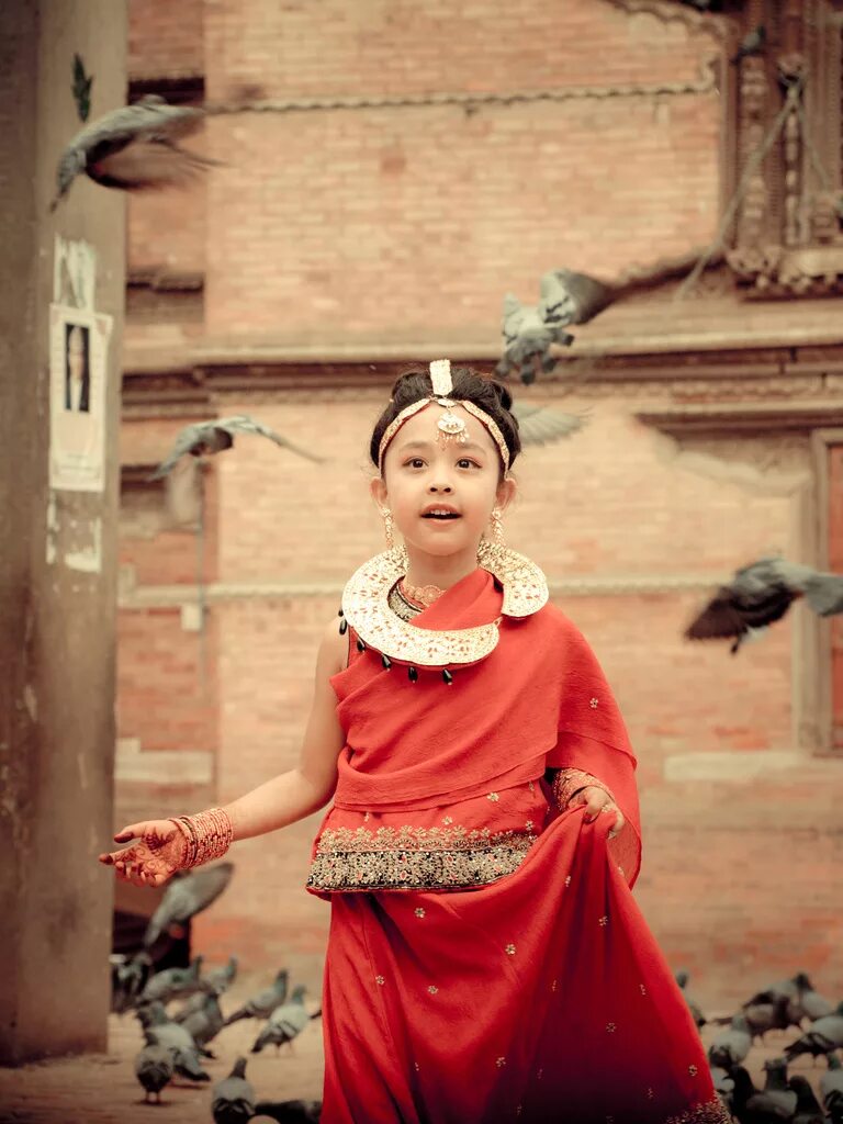 Принцесса непала. Принцесса Кумари Непал. Кумари Катманду. Богиня Кумари в Катманду. Маленькая богиня в Непале Кумари.