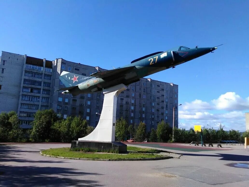 Самолёт як-38 Мурманск памятник. Памятники Мурманска памятник самолет як -38. Памятник Апакидзе Мурманск. Североморск памятник самолет. Школа 57 мурманск