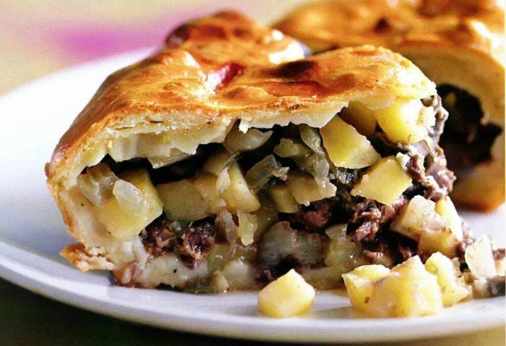 Татарское блюдо картошка с мясом в тесте. Татарская кухня зур бэлиш. бэлиш башкирская кухня. татарская кухня бэлиш с мясом. татарский мясной пирог.