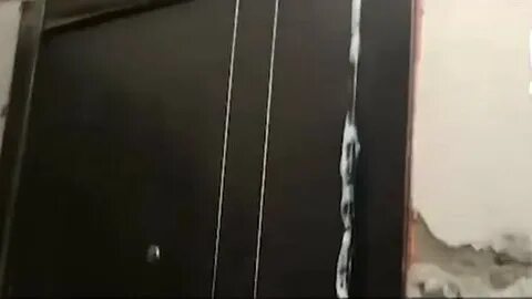 Девушку залили монтажной пеной
