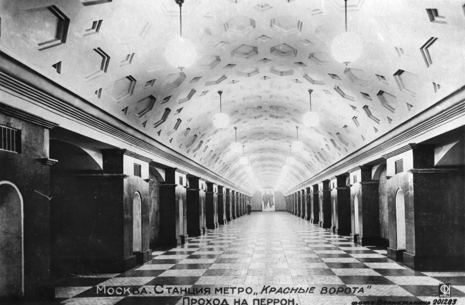 Метро 1 мая. Станция красные ворота 1935. Метро красные ворота 1935. Московский метрополитен 1935 год. Первые станции Московского метрополитена.