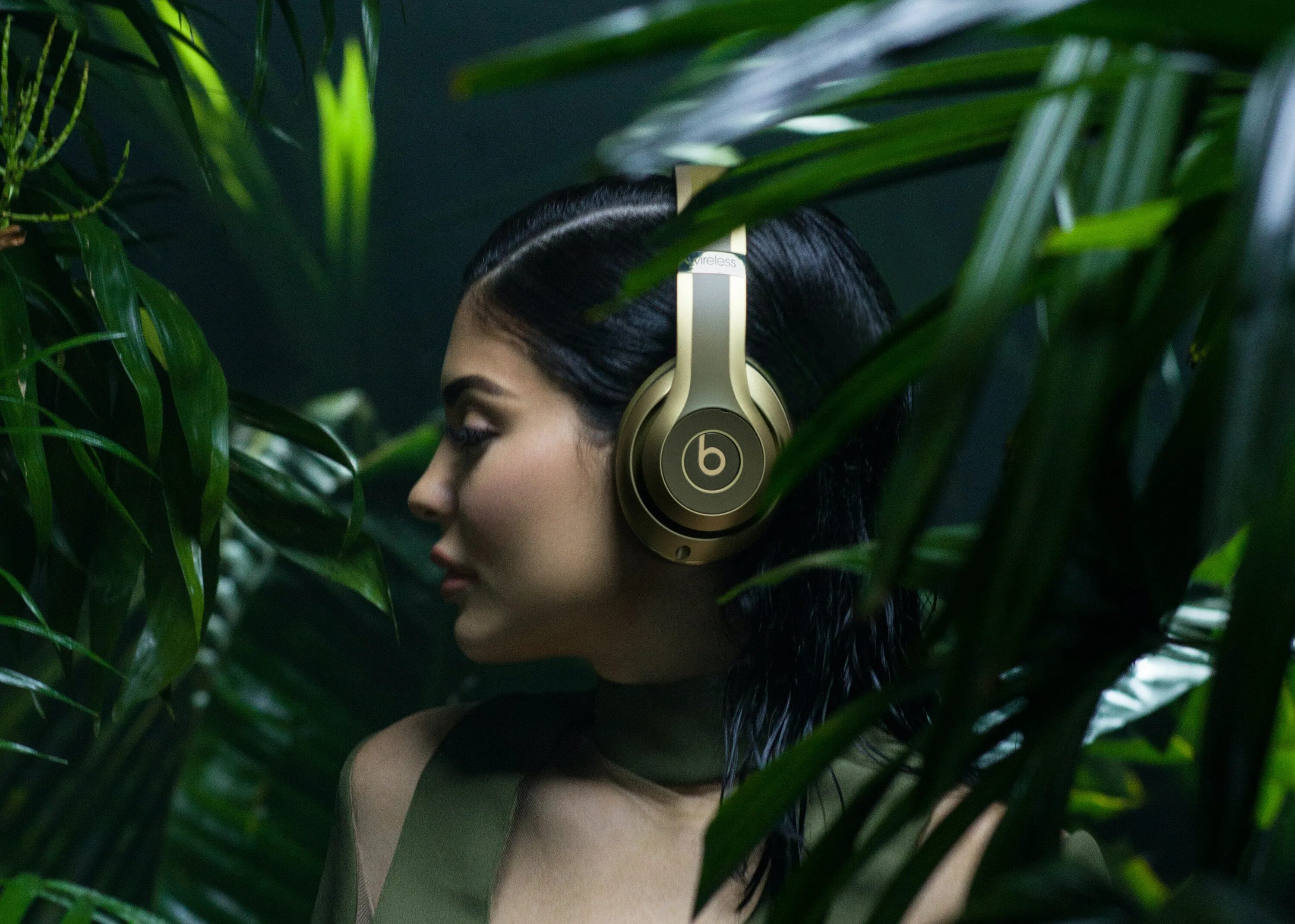Битс слушать. Beats by Dre 2017. Наушники звукорежиссера. Девушка в наушниках наушники Beats studio3 Wireless.