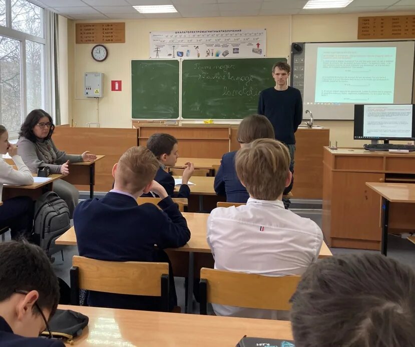 В школе в университете также. Учебное заведение школа. Школа вуз. Школа институт. НТГСПА Факультет иностранный языков.