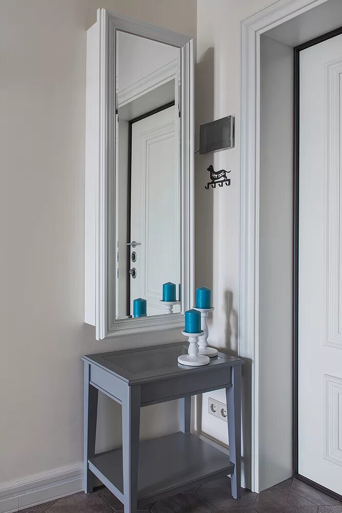 Декоративный ящик для электросчетчика. Как скрыть электрощиток. Скрытый щиток электрический. Шкафчик для счетчика электроэнергии в прихожую. Электрический щиток в прихожей.