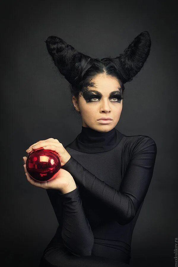 Прическа с двумя пучками для девочек. Два рога на голове. Рога малефисенты малефисенты. Прическа с рожками для девочки. Рожки на голове прическа.