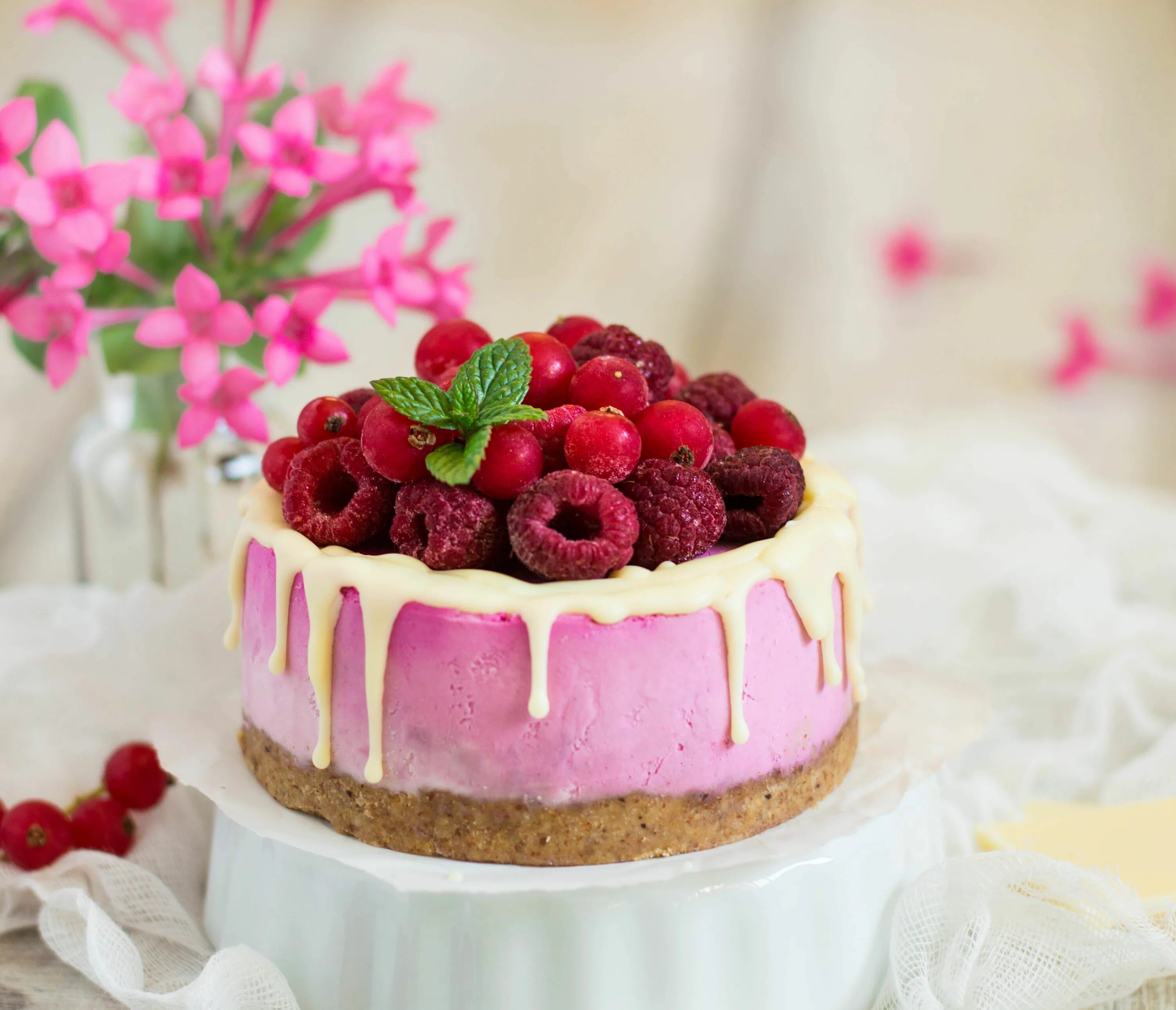 Вкусные тортики-пирожные. Торт. Бисквитный торт с клубникой. Торт с клубникой. Pasta ve.