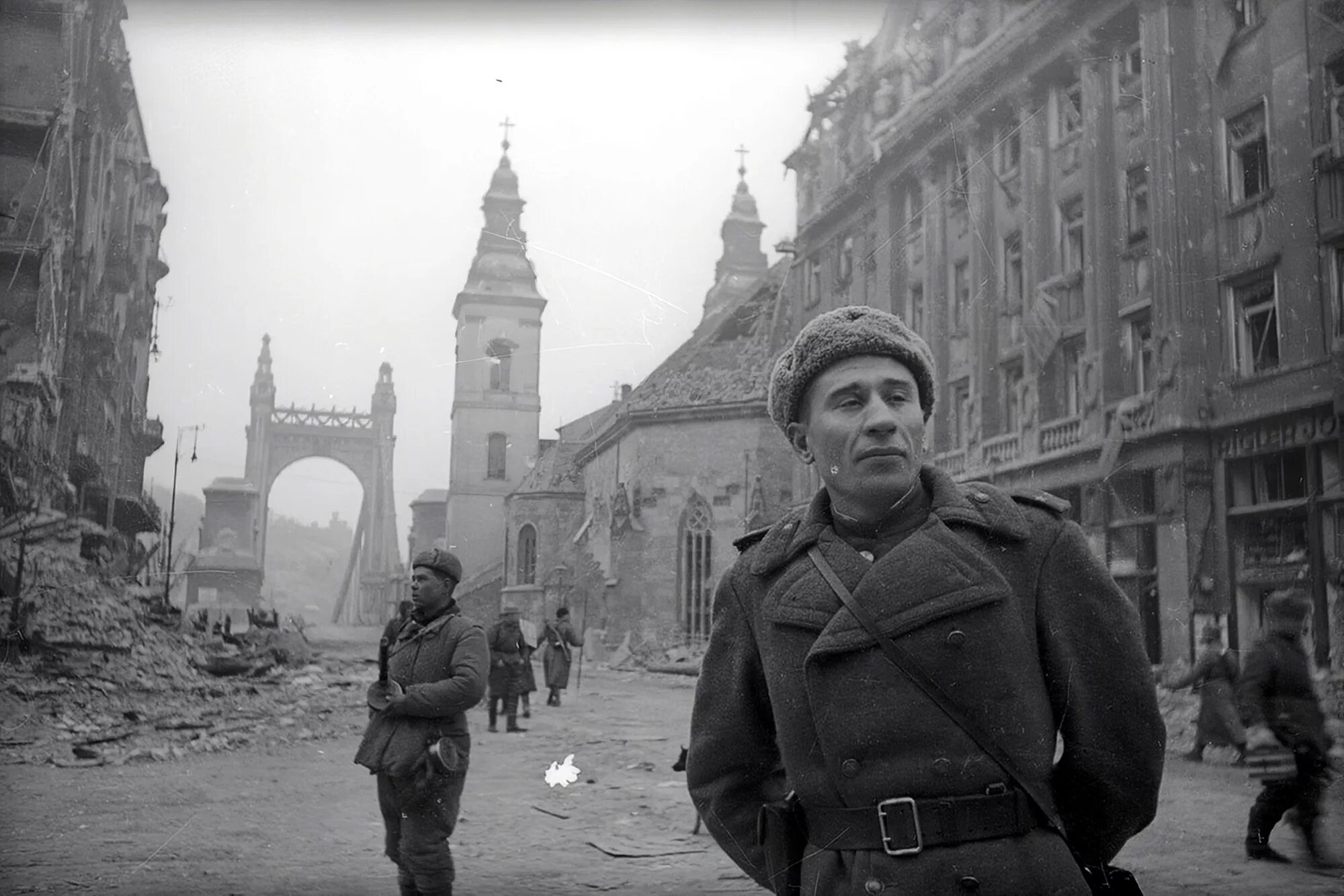 Штурм Будапешта 1944. Освобождение Будапешта в 1945 году. Советские солдаты в Будапеште 1945. Сколько лет было в 1945