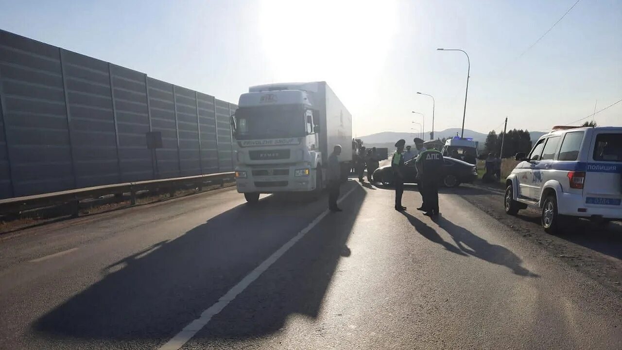 Авария м5 челябинская область. ДТП м5 Челябинская область. Девушка на трассе.