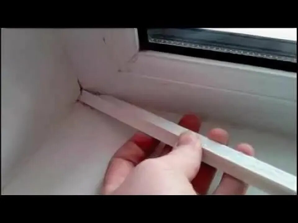 Щель между подоконником и стеной. Щель между окном и подоконником. щель между профилем и подоконником. щель между окном и рамой пластикового окна. дует между стеклопакетом и подоконником.
