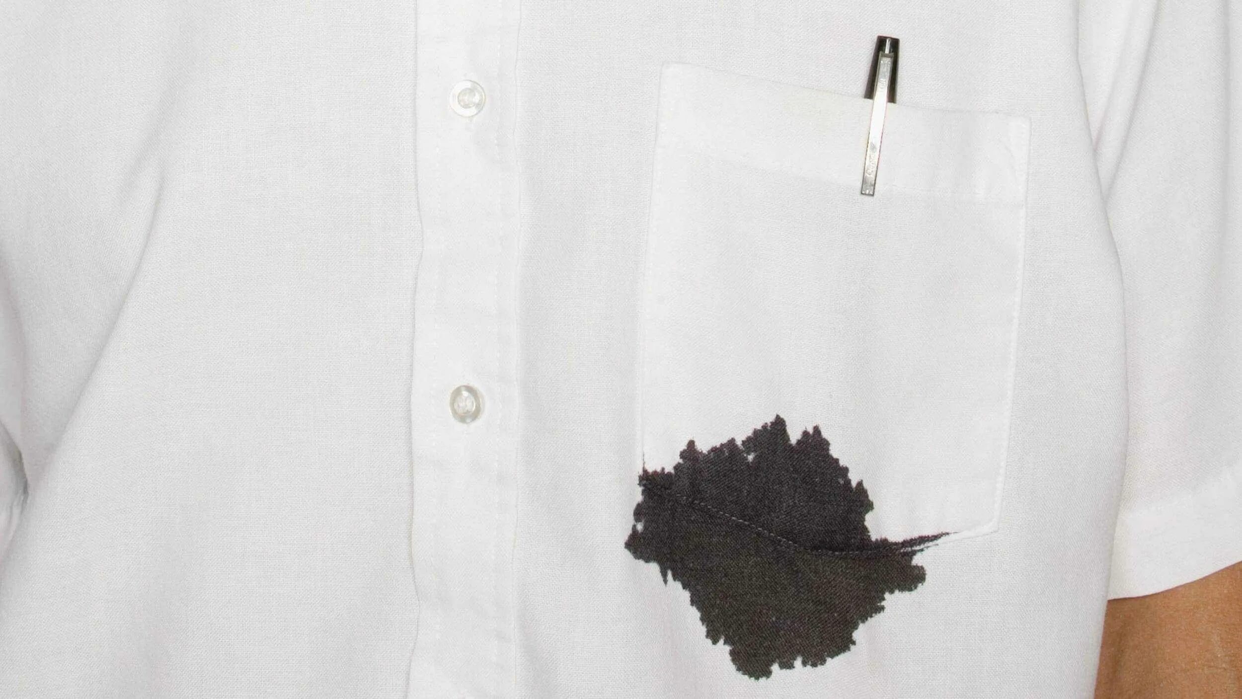 Пятно от ручки. Чернильные пятна на одежде. Пятно на рубашке. Чернильное пятно на ткани.