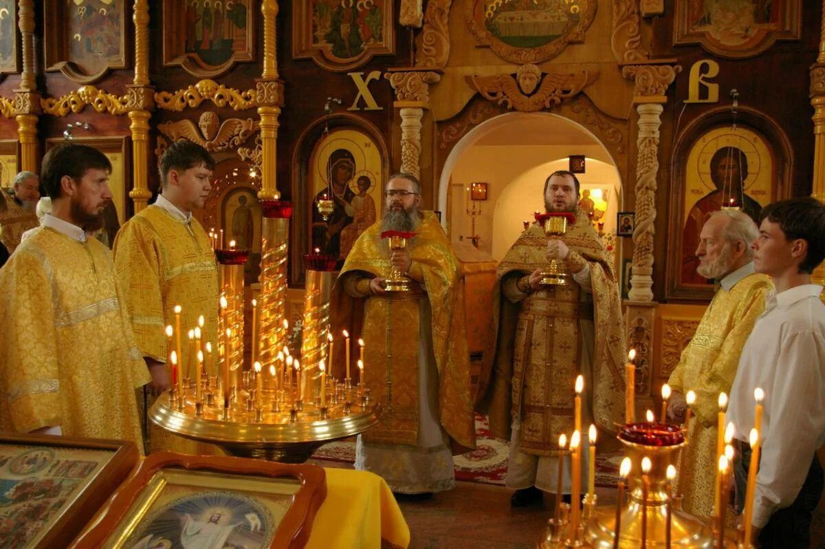 Мол щийся в церкви