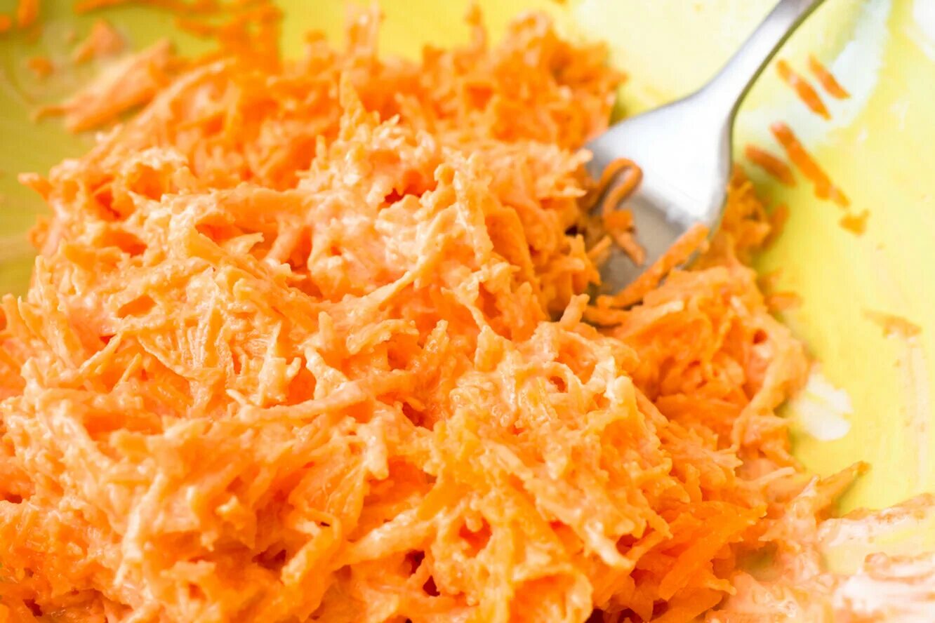 Салат из моркови с чесноком. Салат из моркови детский сад. Салат с морковью. Салат морковь с чесноком. Салат с морковью по-корейски.