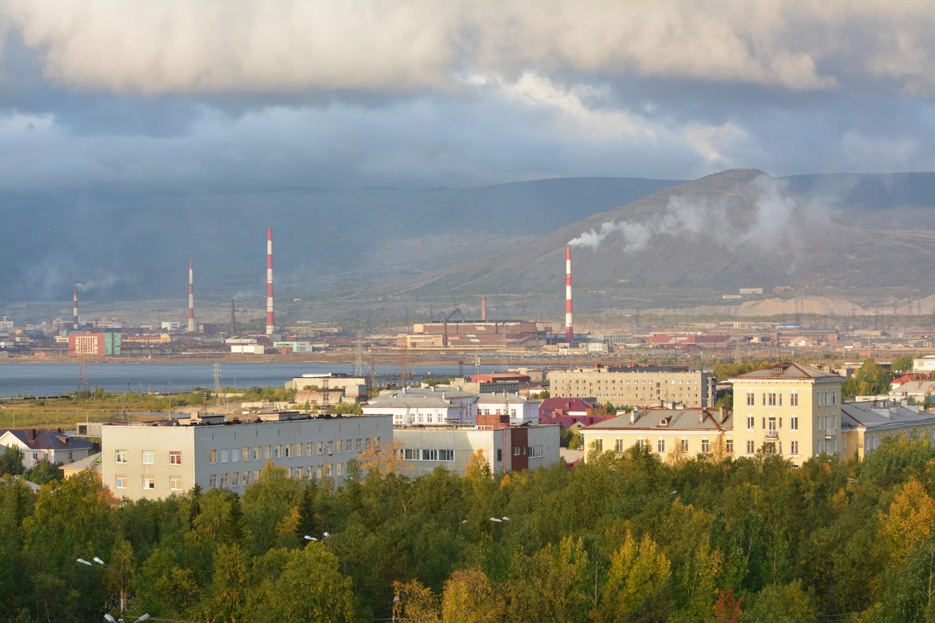 В каком городе находится крупнейший завод никеля