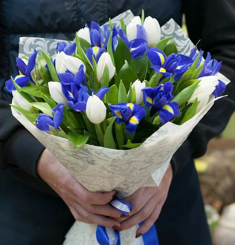 Букет тюльпан белый 25 шт +10 шт ирис синий. Белые тюльпаны с ирисами. Белые тюльпаны с ирисами. Букет из 11 тюльпанов и ирисов. Букет из тюльпанов и ирисов.