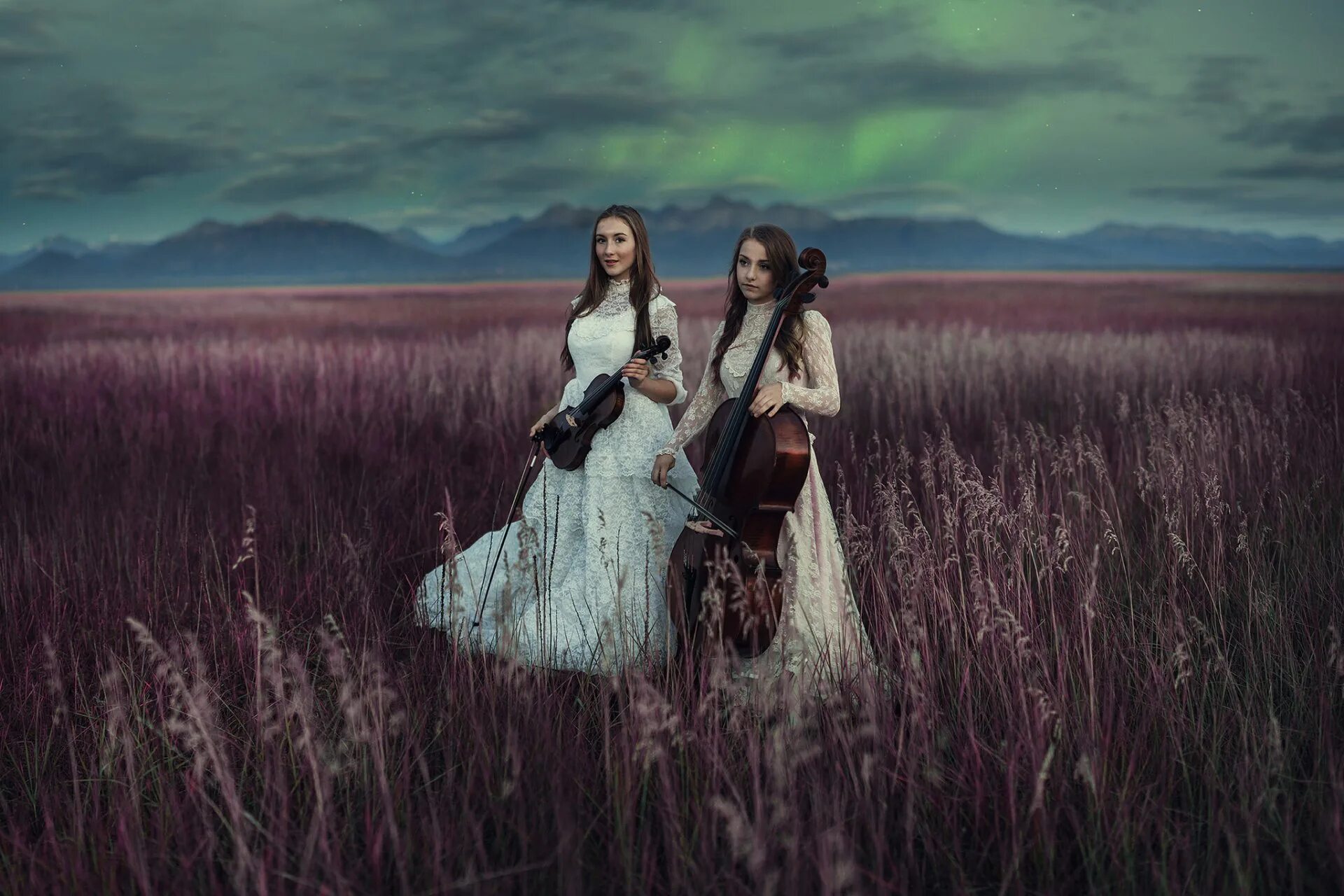 Девушки в поле песня. Две девушки в поле. Фотосессия в поле две девушки. Фолк природа. Фотосессия в поле музыкальная.