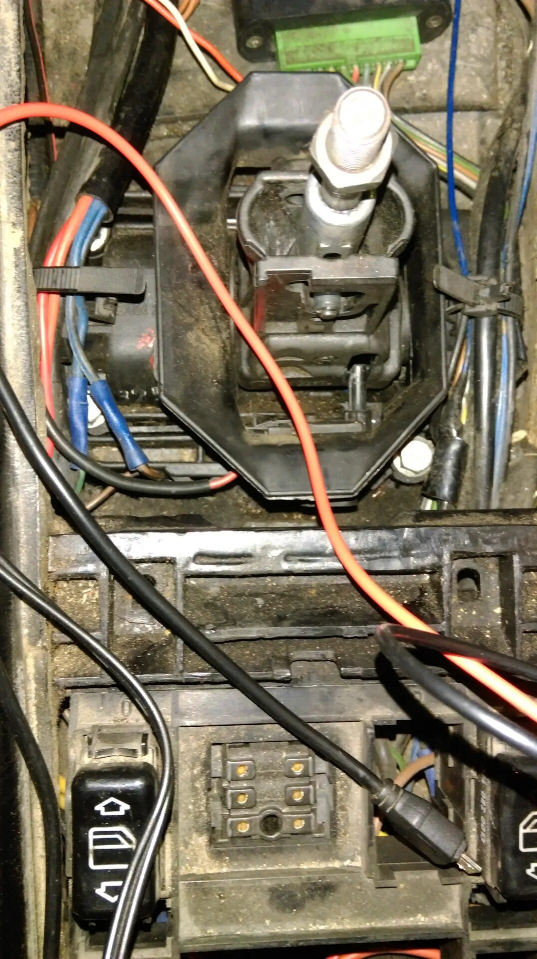 Мерседес 124 блок стеклоподъемников. 124 не работает. W124 2. Мерседес 124 блок стеклоподъемников. Реле противотуманных фар мерседес 124.