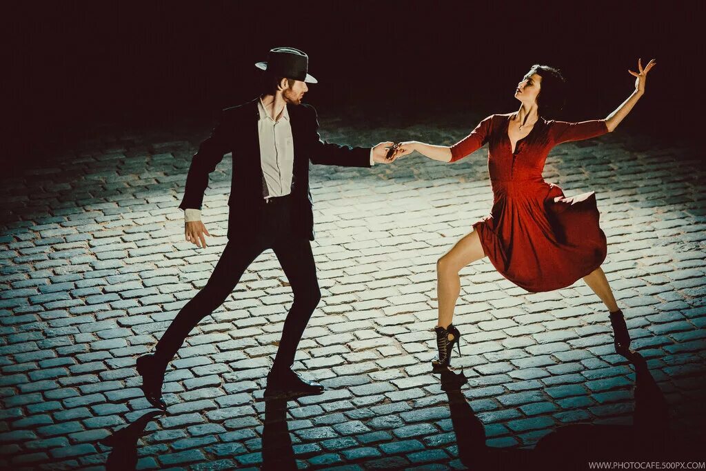 Где мы с тобою вместе танцевали. Парень и девушка танцуют. Пара танцует. Танцующие люди. Парень танцует.