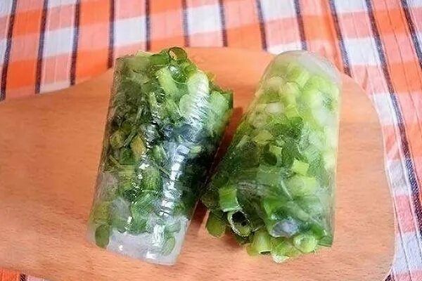 Замороженный зеленый лук. Заморозка зелени в бутылках. Зелёный лук на зиму заморозка.