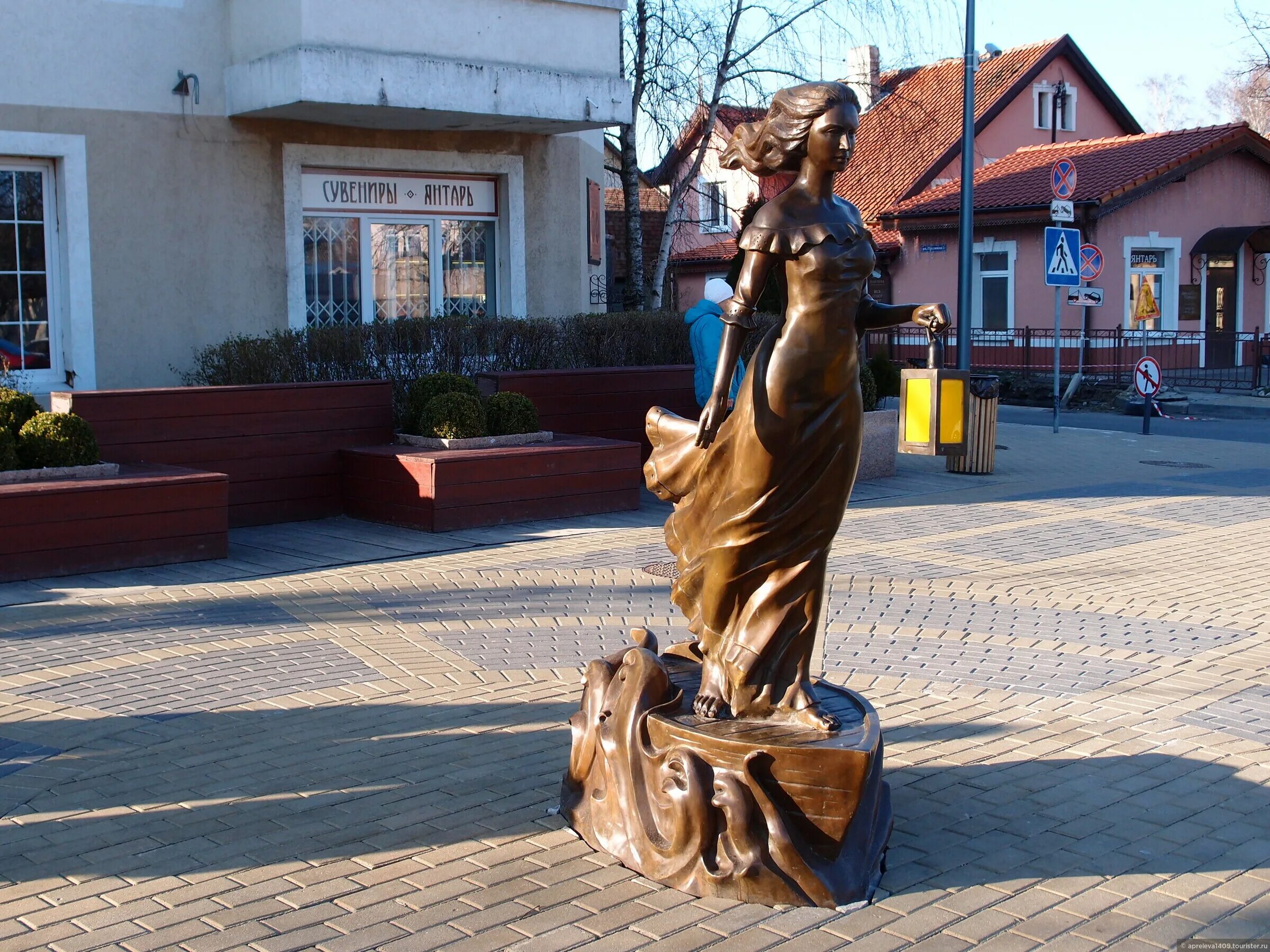 Зеленоградск с детьми. Скульптура Бегущая по волнам Киров. Скульптура курортница в Зеленоградске. Скульптура Бегущая по волнам Зеленоградск. Памятник Бегущая по волнам Калининград.