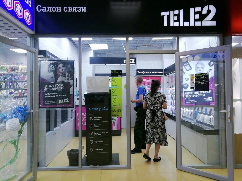 Теле2 тверь телефон. Tele2 салон связи. Теле2 фото. Салон теле2 Челябинск. Офис теле2 Тверь.