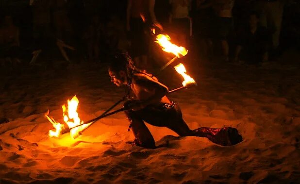 стафф фаер шоу. огненная палка. стаффы в фаер шоу. факел для фаер шоу. огненный стафф фаер шоу.