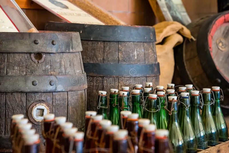 Пивоварня Wooden Barrel Волжский. Вуден баррель пиво. Пиво в бутылке бочонок. Пиво в старинной бочке.
