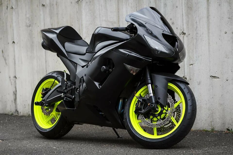 Колеса спортбайка. Спортбайк Кавасаки черный. Кавасаки Ямаха р1. Спортбайк Кавасаки черный матовый. Ямаха р1 кислотного цвета.