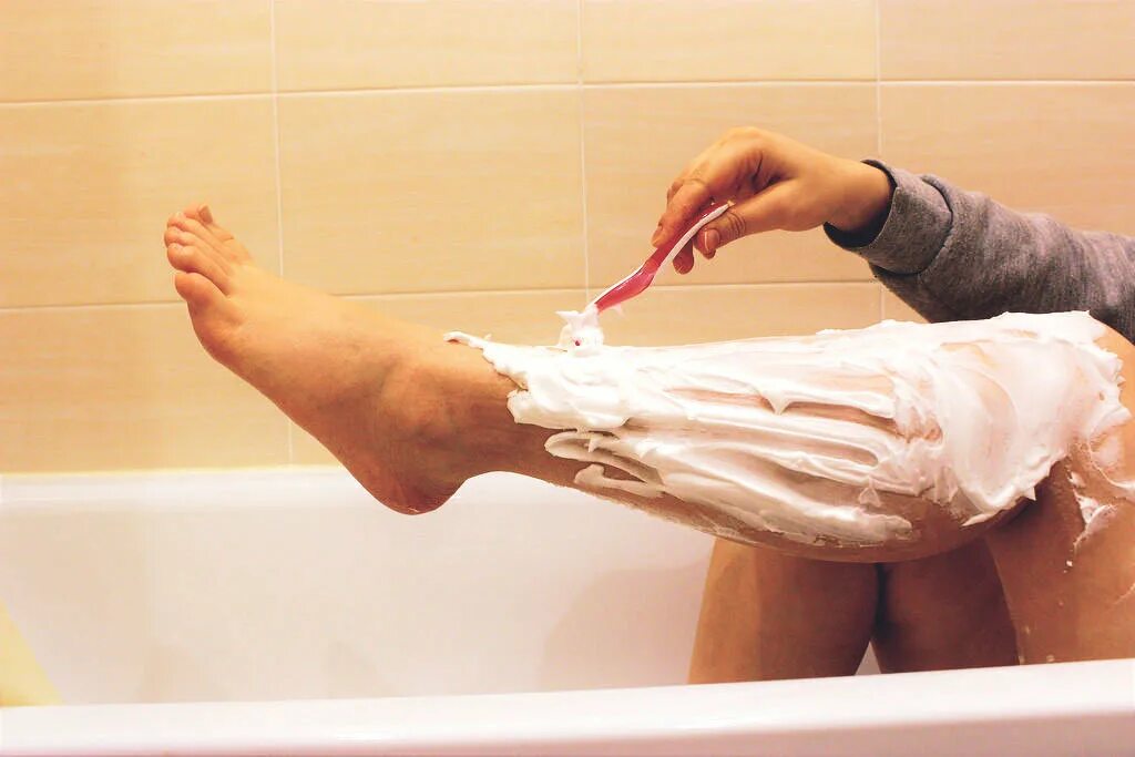 Лысая голова под бритву. Бреют полют. Депиляция воском мужское бикини. Девушка бреет ноги. Депиляция бритвой.