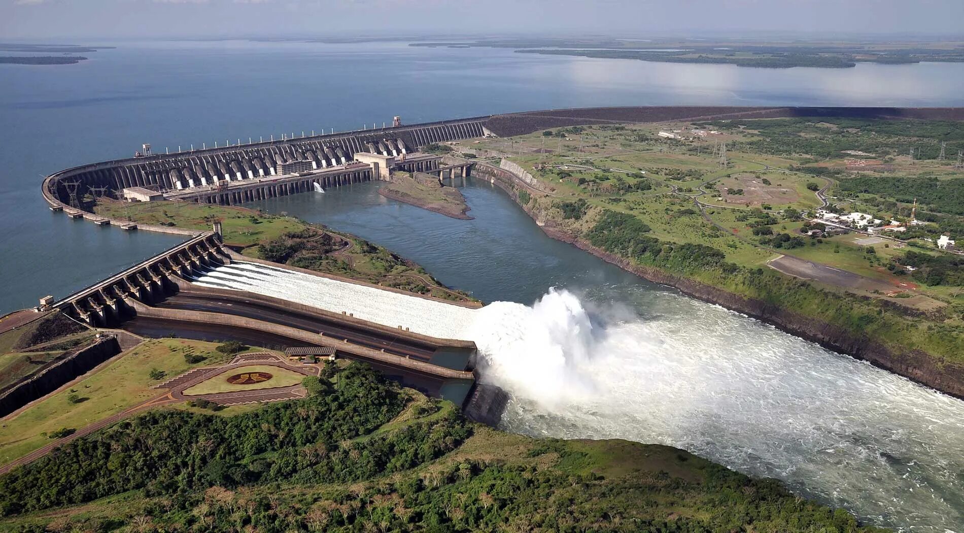 В каком районе находится самая крупная гэс. Итайпу Парагвай. Плотина Итайпу в Бразилии. Плотина Итайпу (Itaipu dam), Бразилия/Парагвай. ГЭС Итайпу на реке Парана.