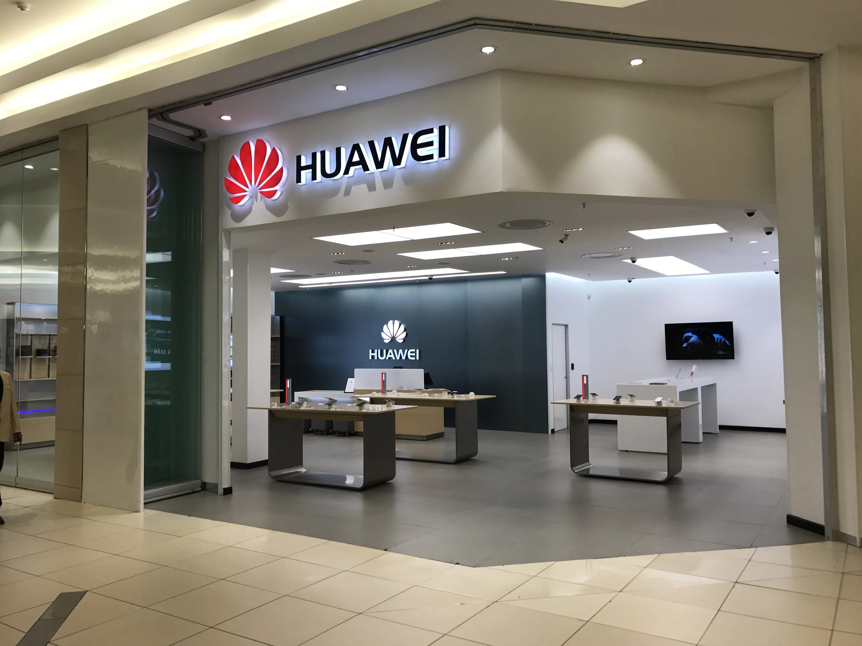 Хуавей store. Huawei компания. Huawei магазин. Компания Huawei Москва. Магазин Хуавей в Китае.