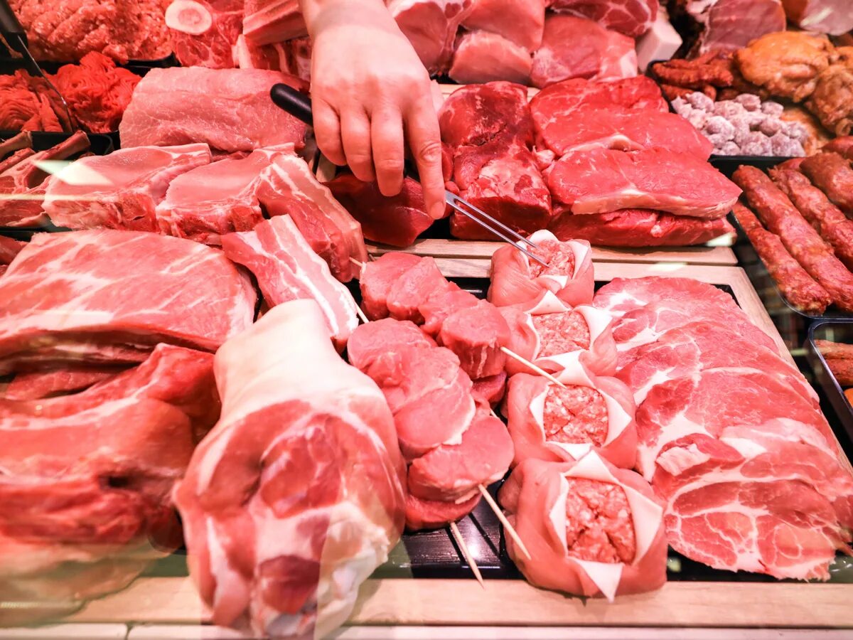 Покупка мяса телефоны. Мясные продукты. Мясо в Германии. Мясо на немецком. Мясо на прилавке.