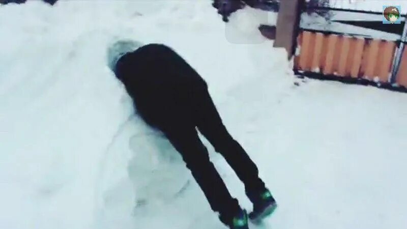 Лицо в сугроб. Головой в сугроб. девушка в сугробе головой. голова девушки в снегу.