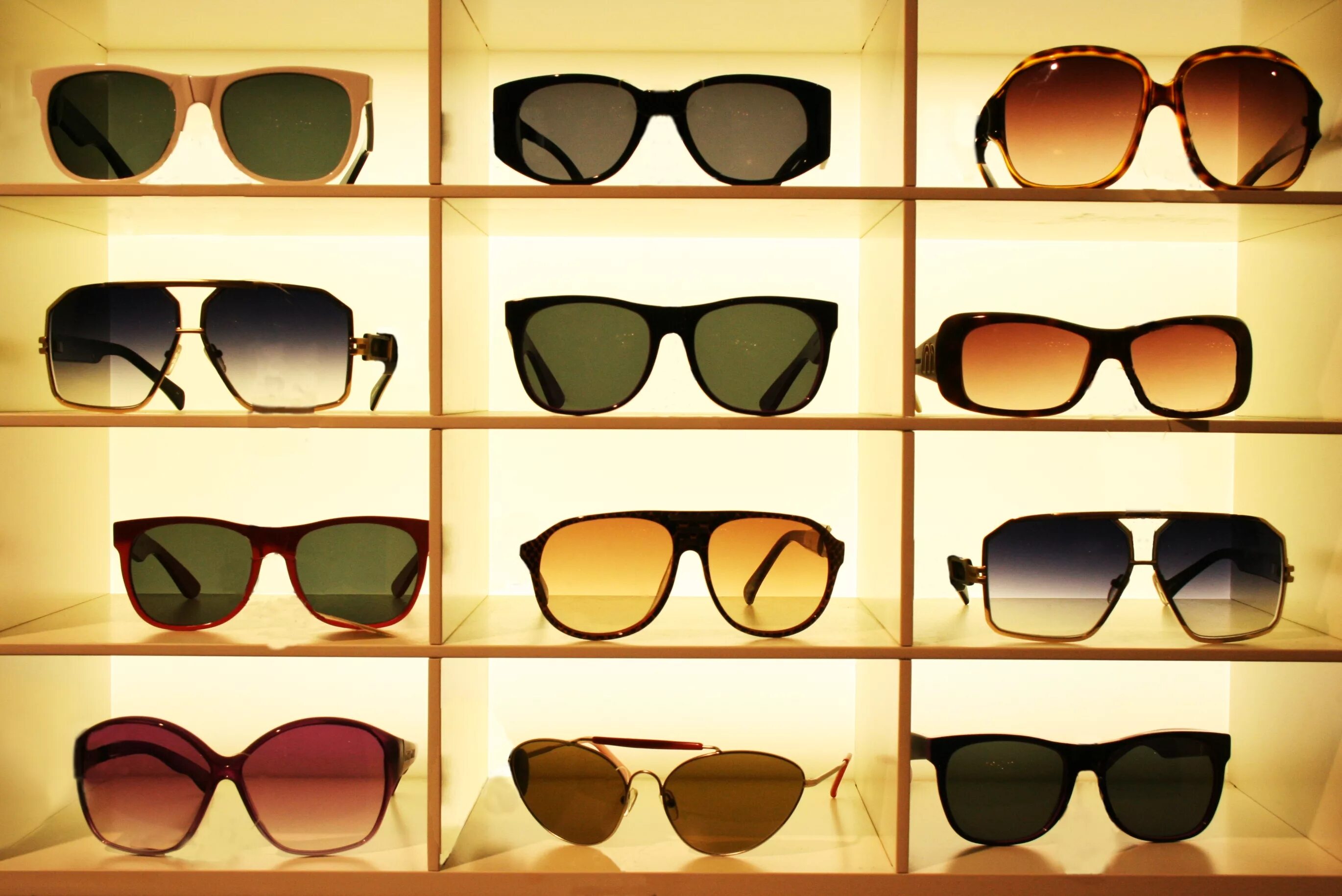 Нужно купить очки. Солнечные очки. Формы очков солнцезащитных. Разнообразные очки. Солнцезащитные очки в оптике.
