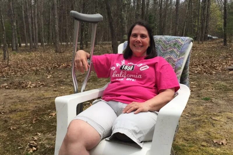 Люблю без ноги. Люблю без ноги. Люблю без ноги. Ноги солдата и девушки. Девушка на носочках целует парня.