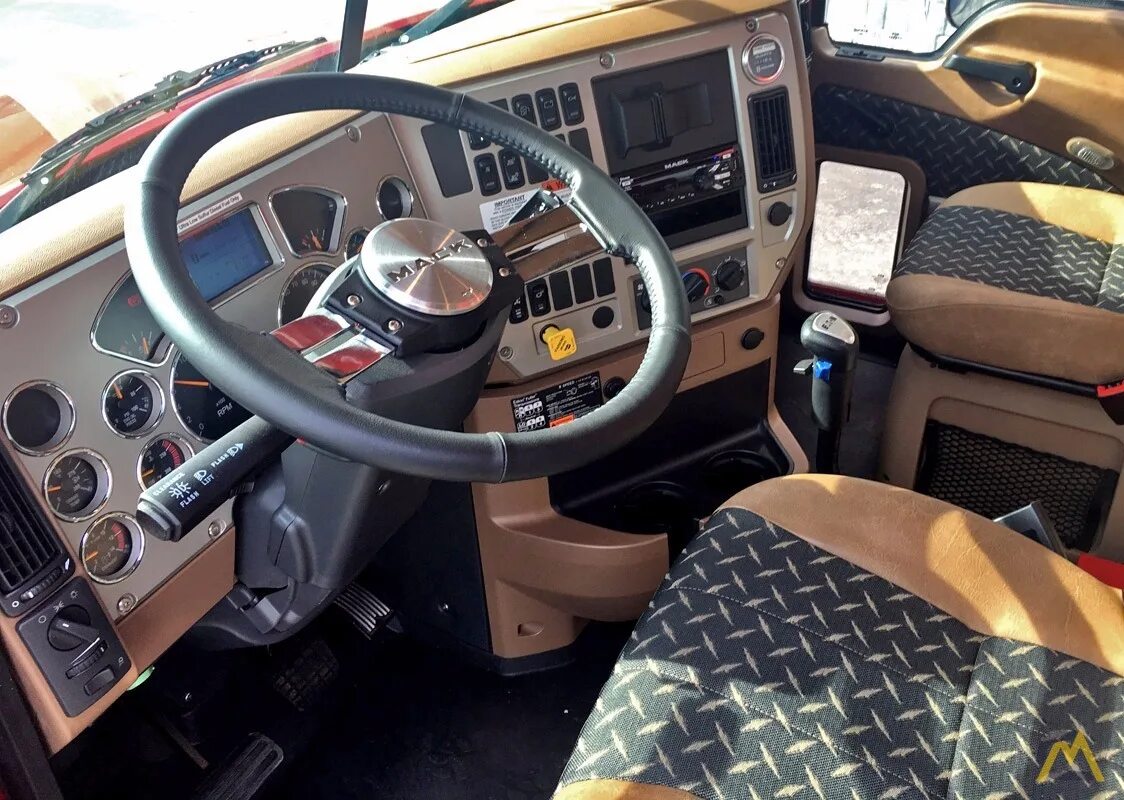 Кабина ситрак тягач. Mack superliner кабина. mack f700 интерьер. тягач mack titan кабина. mack dm тягач кабина.
