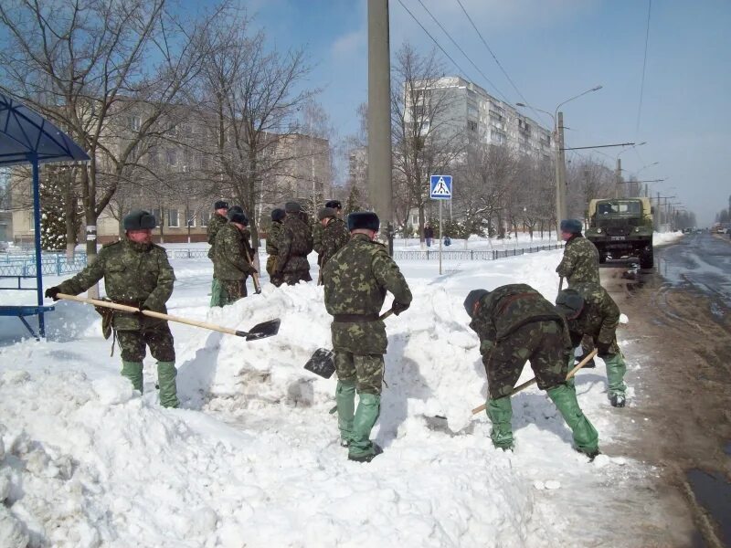 Уборка снега в армии. Солдаты убирают снег. Военные зимой. Воинская часть зима.