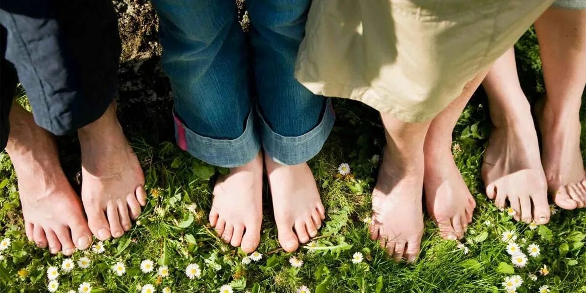 Guys босиком. Женщины босиком на улице. Barefeet feeling. Barefoot перевод. Barefoot перевод.