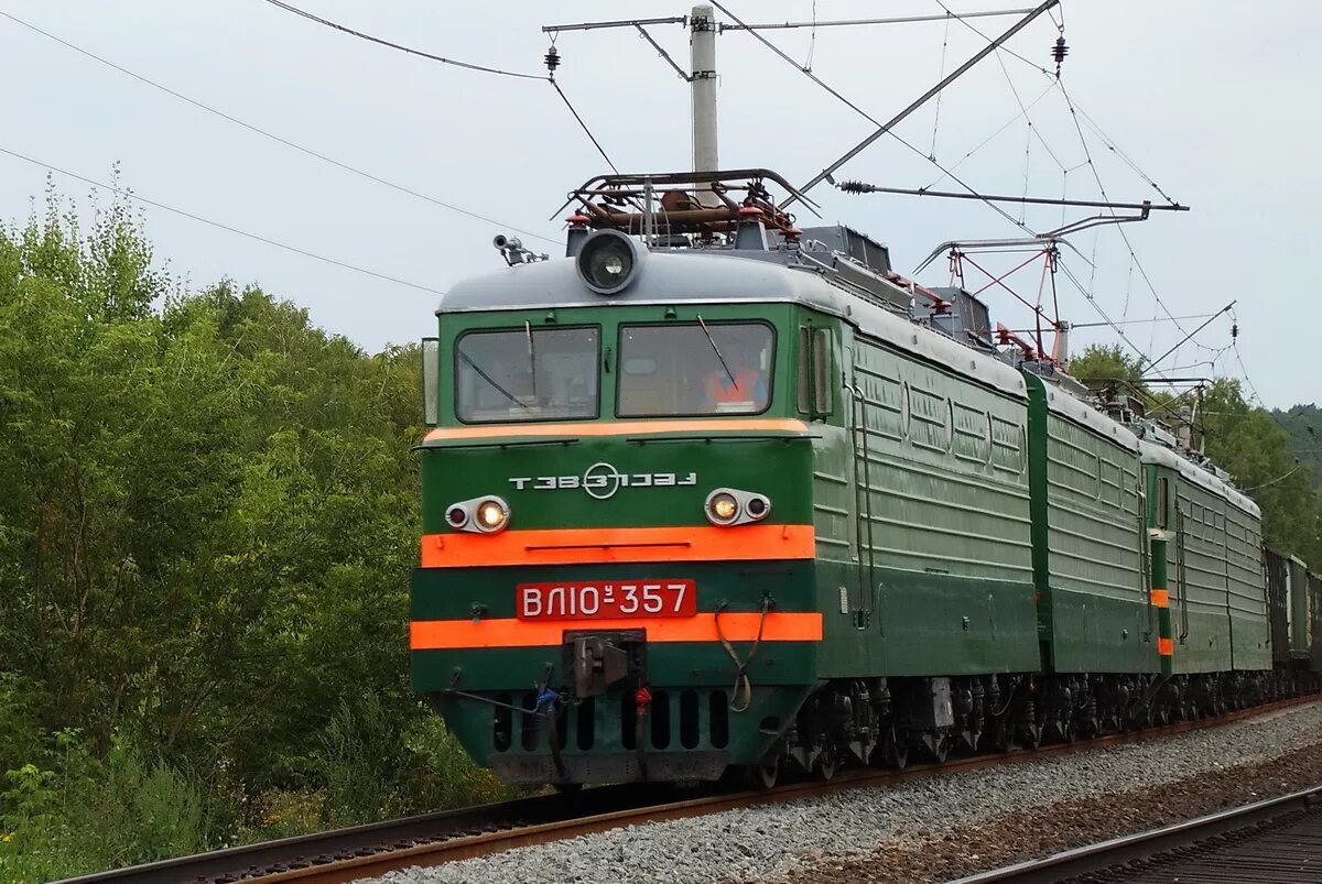 электровоз эп1м. локомотив в пути следования. вл80т с пассажирским поездом. порядок действий при железнодорожных. неисправности угрожающие безопасности движения поездов.