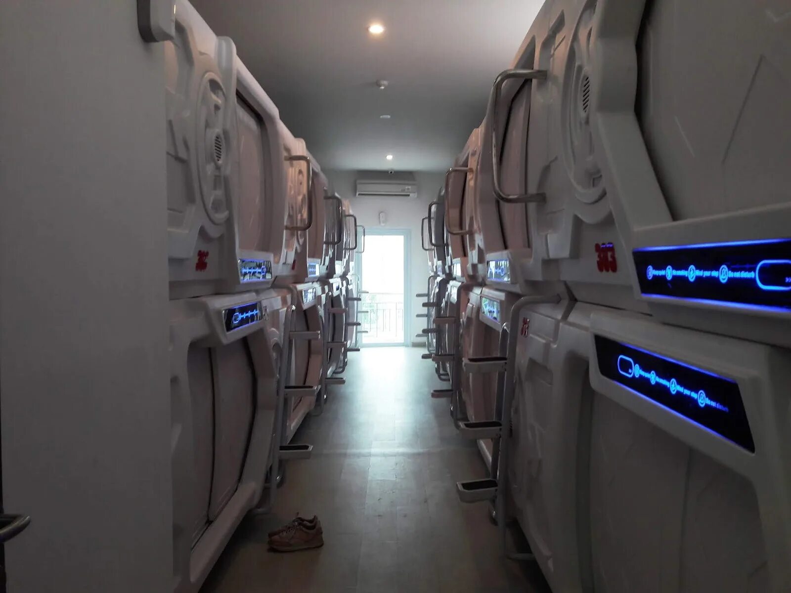 Капсульный отель в аэропорту стамбула. Сабиха гёкчен капсульный. Капсульный хостел япония. Капсульный отель в токио (япония). Капсульный отель в аэропорту стамбула.