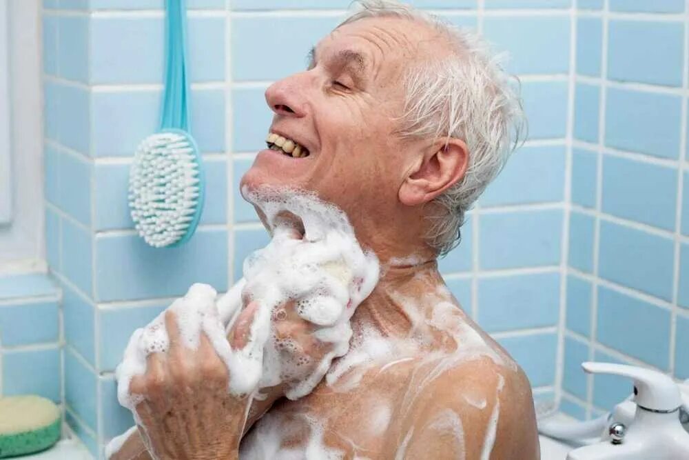 взрослая женщина в ванной. ванная бабушки. пожилые женщины в ванной. пожилые женщины в ванной. приспособления для инвалидов в ванную.