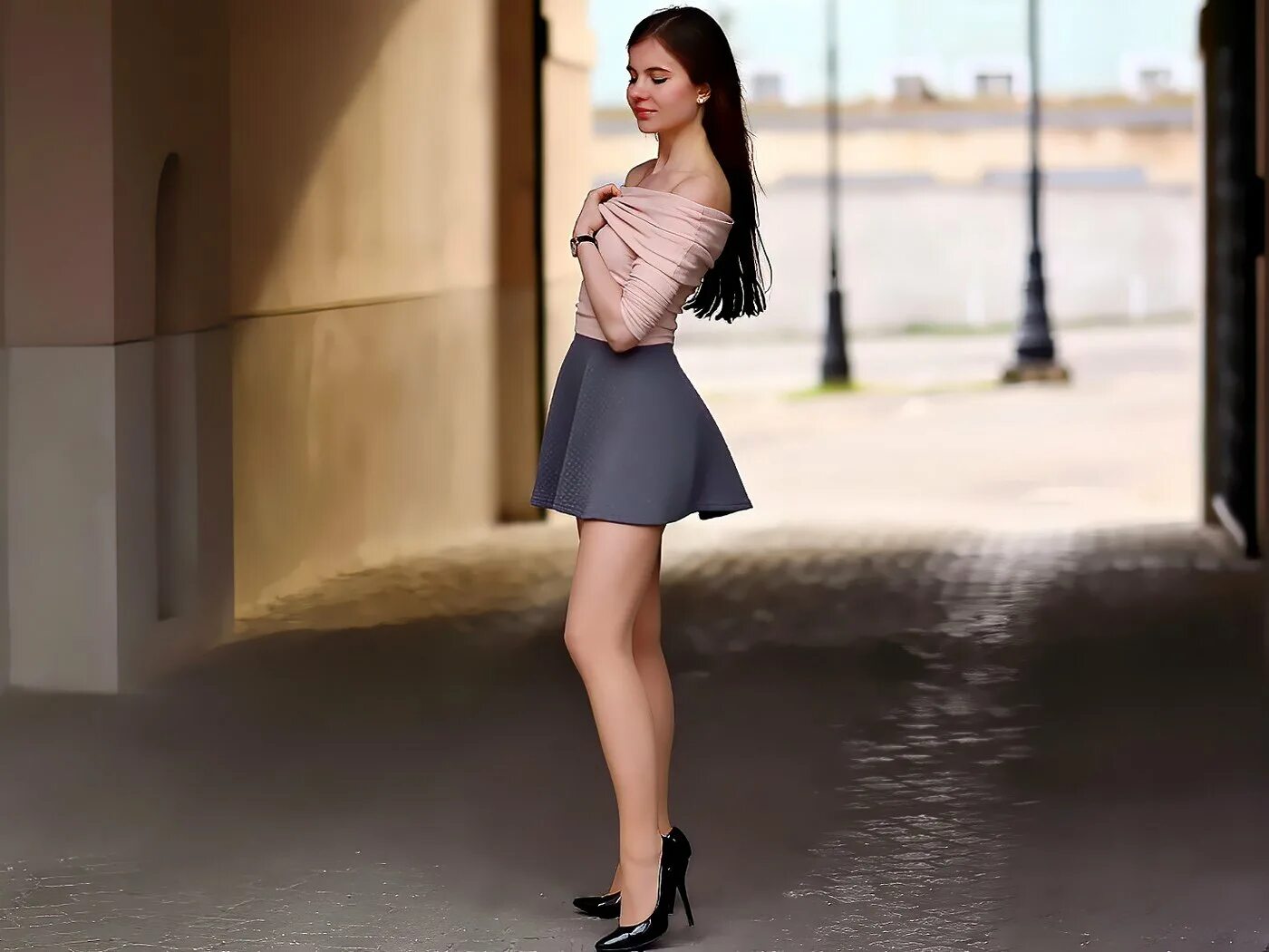 Mini skirt. Ариадна Маевска. Ариадна Маевска юбка. Ариадна Маевская серая юбка. Ариадна Маевская топ.