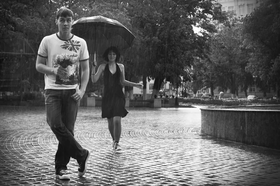 Пацан под девочку. Парень под дождем. Парень и девушка под дождем. Счастливые влюбленные. Гулять под дождем.